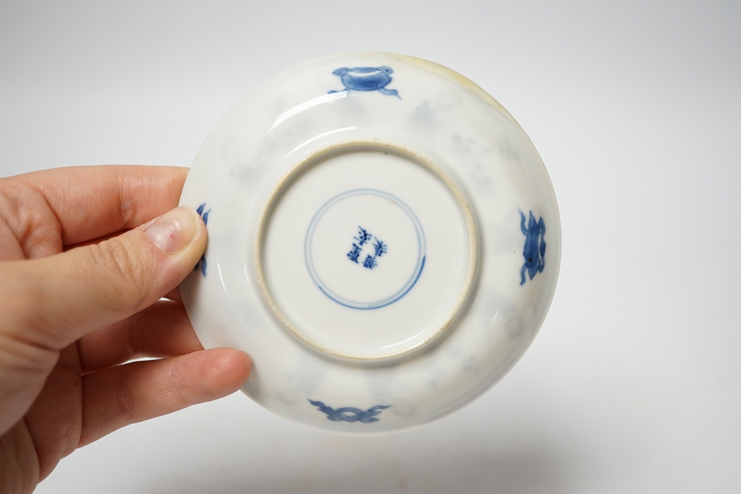 A Chinese Kangxi blue and white tea bowl and saucer, 10cm diameter